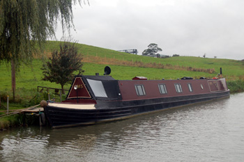 Barge on the canal at Old Linslade October 2008